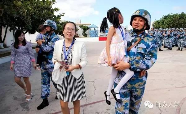 第一次打“飞的”上南沙探亲的礁嫂