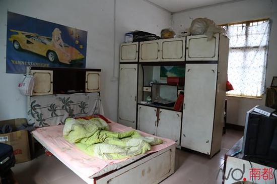 犯罪嫌疑人聂露勇的卧室。邻居说,回来几天,他只在家住了一晚。