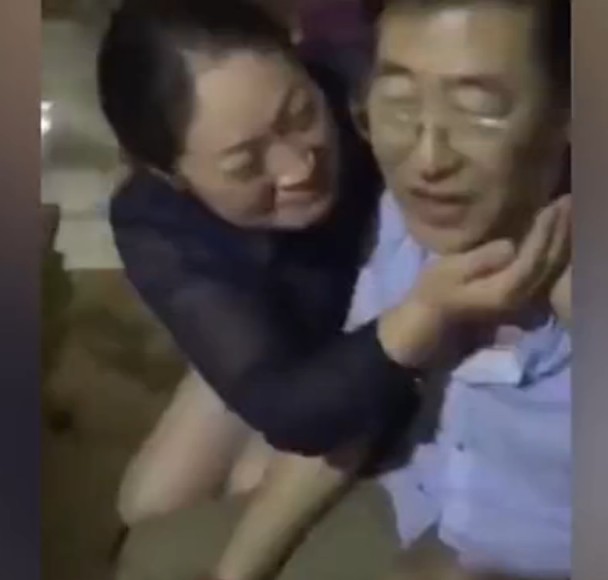 河北一官员在KTV与女子亲吻