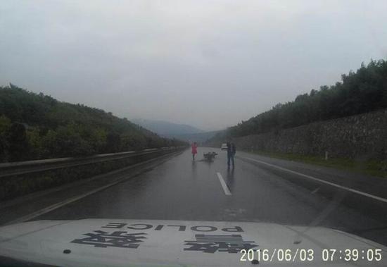 离婚路上丈夫主动救人 妻子见状称不离了(图) 离婚路上丈夫主动救人 妻子见状称不离了(图)