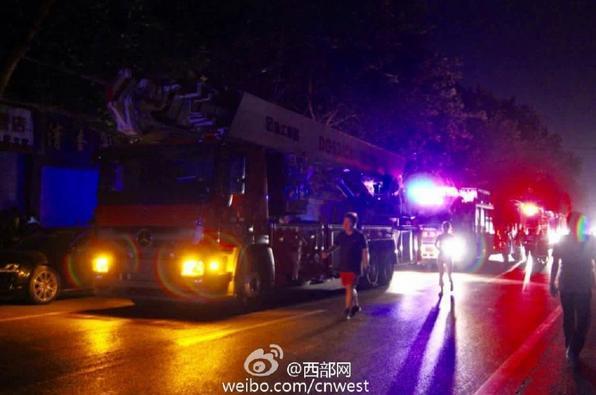 点击图片翻到下一页>> 西安南郊变电站爆炸 车玻璃震碎电动车炸飞几千人街头围观