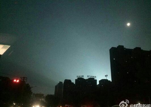 西安南郊变电站爆炸 过火面积约100平米天空都被照亮(图)