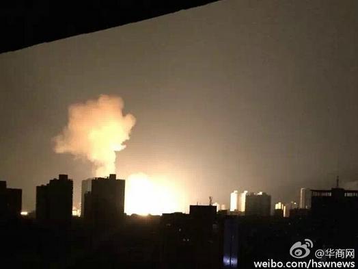 点击图片翻到下一页>> 西安南郊变电站爆炸 车玻璃震碎电动车炸飞几千人街头围观