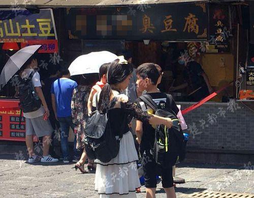 武昌户部巷臭豆腐店出现“排队托”:每天80元