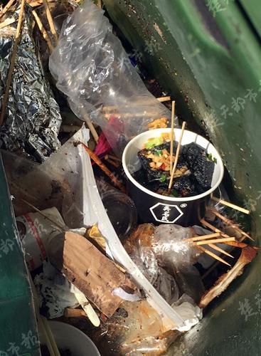 武昌户部巷臭豆腐店出现“排队托”:每天80元