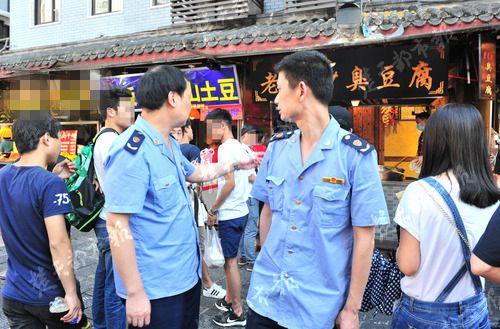 武昌户部巷臭豆腐店出现“排队托”:每天80元