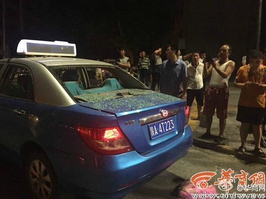 点击图片翻到下一页>> 西安南郊变电站爆炸 车玻璃震碎电动车炸飞几千人街头围观