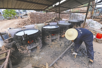 昨日,西昌,工人支起大锅熬制糯米浆