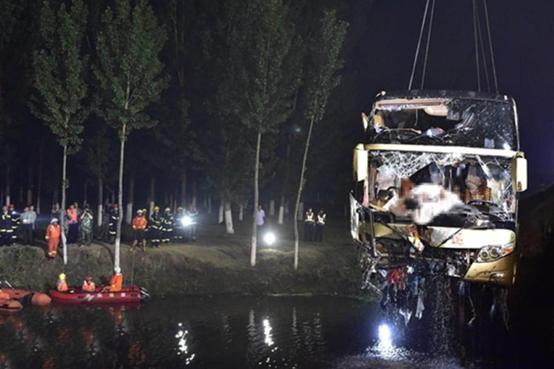 客车爆胎落水26人遇难 正视爆胎我们让悲剧不在上演