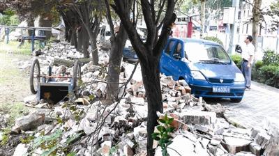 小学因征地纠纷遭打砸围墙被推倒无法按时开学