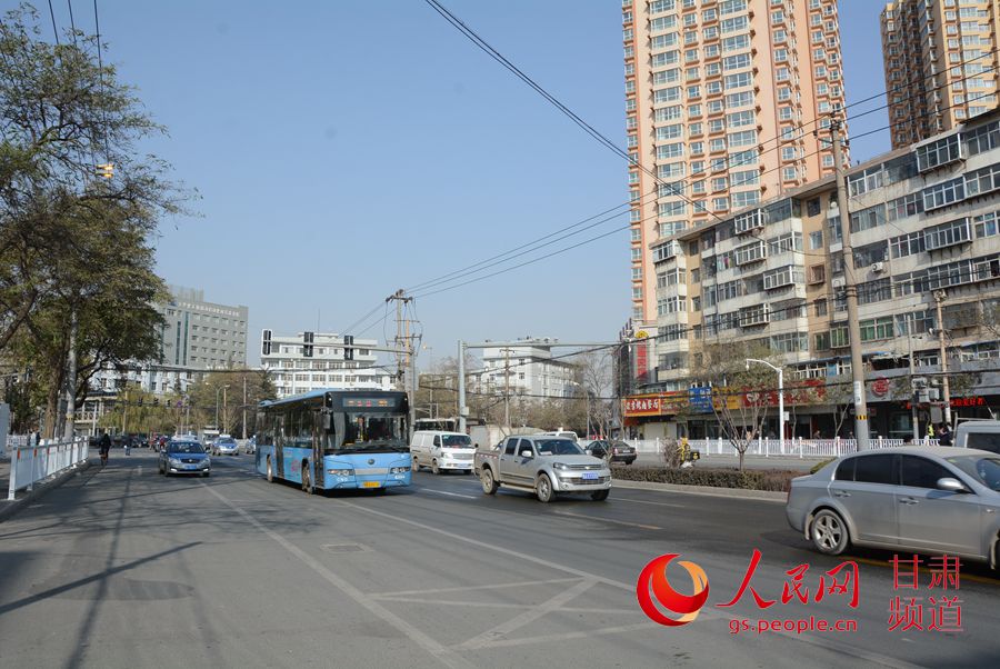 11月23日,兰州恢复了往日的“兰州蓝”。 (王文嘉 摄)