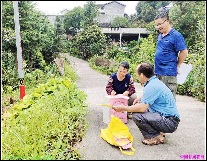 f4de501a50eb7e87cc4b068e1f5cbd74.jpg nEO_IMG_3、工作人员将“流动票箱”带到田间地头.jpg