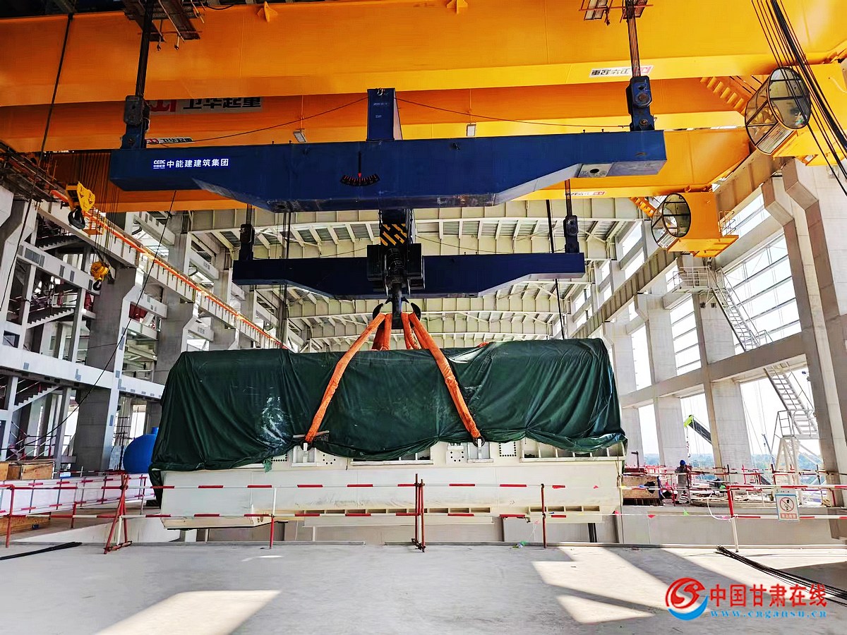 nEO_IMG_中国能建建筑集团正宁百万：1号机组发电机外定子吊装就位.jpg