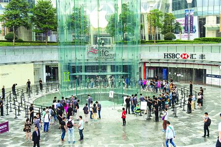 昨天,少量“果粉”在苹果陆家嘴店外排队购买iPhone6s。/CFP