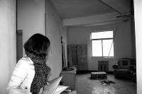 屋内门窗被砸,墙上还被泼了墨水。