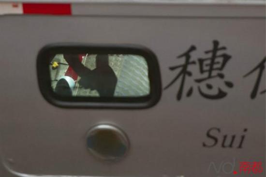 从押运车的车窗看到车里面的地上有大量血液。 南都记者 梁炜培 摄