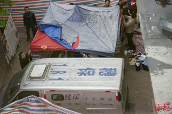 现场被围闭,警察在车旁调查。 南都记者 梁炜培 摄