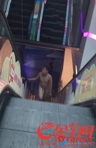 裸体男子捡喝剩饮料 裸体男子捡喝剩饮料