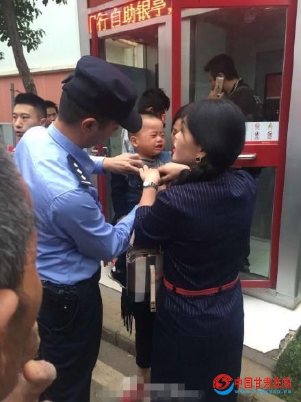 1岁男童误将自己反锁银行自助柜员 警察跳霹雳舞安抚男童