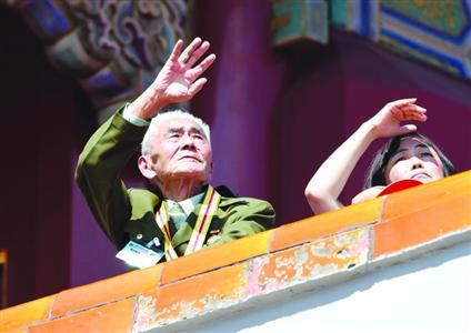 抗战老兵史保东在天安门城楼上观看空中梯队新华社
