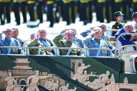 9月3日,抗战老兵乘车方队通过天安门广场。新华社
