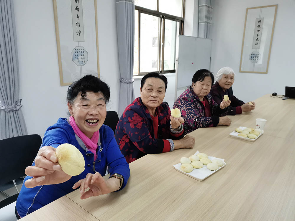 2fe4519cf2ffb1ed1b1101115e9f09cf.jpg 底图 东关苑社区开展“巧手有爱,月满中秋”DIY手工月饼制作活动.jpg