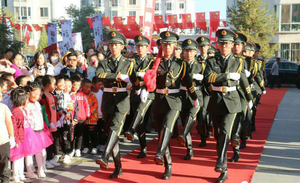 6a15b28f50cfe33e945812f71f3fadb2.jpg 4.1完善阵地建设—升国旗.jpg