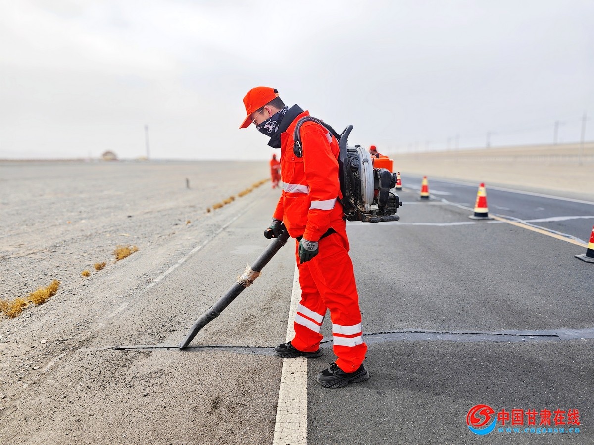 5da5f7a0c2f3a92b43aba4db656a1f7f.jpg nEO_IMG_路面灌缝 敦煌公路段 张鼎峰摄.jpg