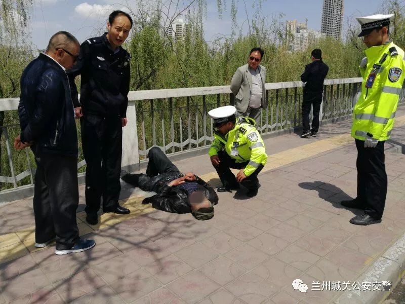 醉酒男子熟睡路边 城关交警及时帮助