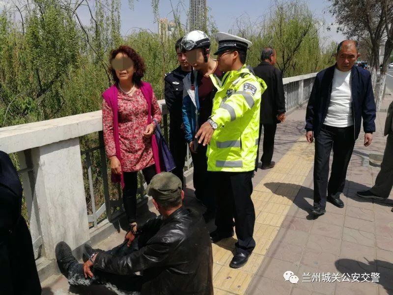 醉酒男子熟睡路边 城关交警及时帮助