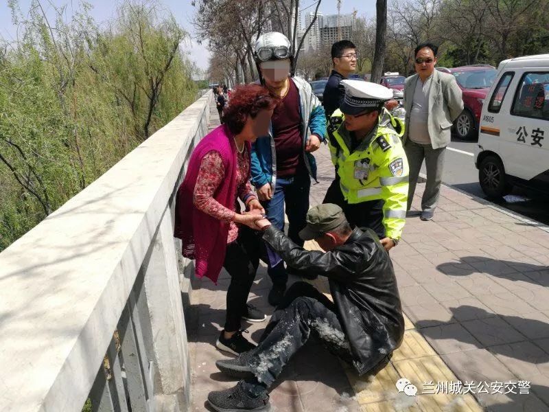 醉酒男子熟睡路边 城关交警及时帮助