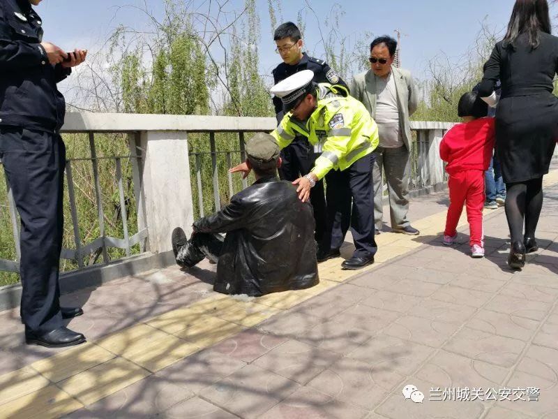 醉酒男子熟睡路边 城关交警及时帮助