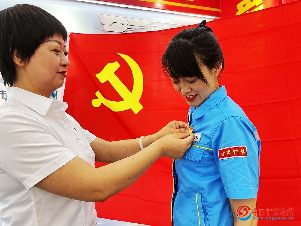 62207e7b981268a9bd172d7316d5fb05.jpg nEO_IMG_新党员与党旗合影 .jpg