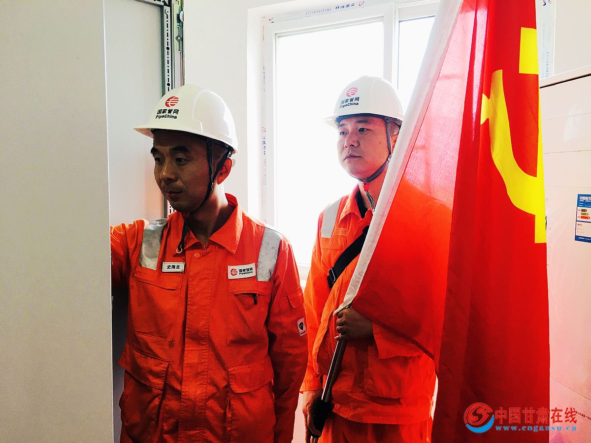 aa9c89a89c94f8f88abf8bca773e6352.jpg nEO_IMG_检查生产通讯设备,全面确保设备高效运转,输油安全平稳。.jpg