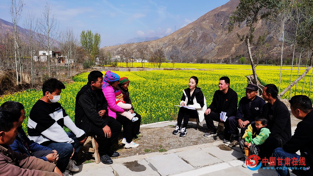 248a11444e725764eea0ffed9fab6e92.jpg nEO_IMG_坪垭藏族乡田间地头讲政策.jpg