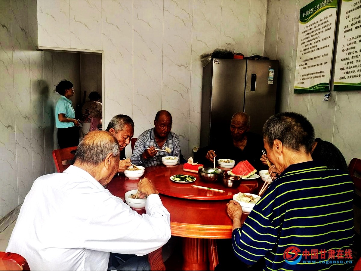 6ad34a52e997ea517c04eda6d952bc42.jpg nEO_IMG_两当县城关镇:建设“幸福”工程,让老年人夕阳生活“有滋有味”3.jpg