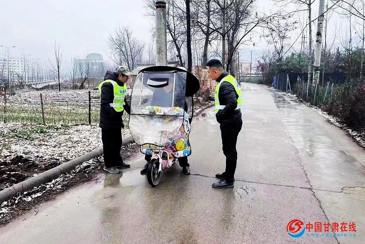 41fe196f5bbc71ccd6b58cf5fb101182.jpg nEO_IMG_两当县城关镇强化道路交通管理,保障群众安全出行3.jpg