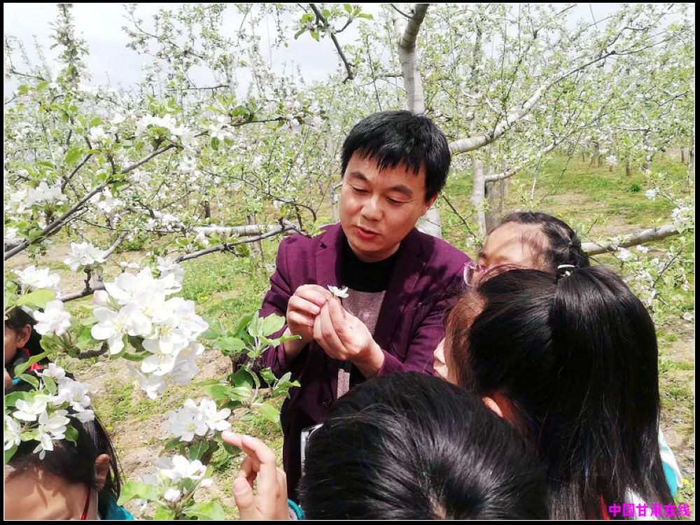 f274d92c8d3388ebb51094a9e8fad0d4.jpg nEO_IMG_1学生走入田间地头,参与综合性学习.jpg