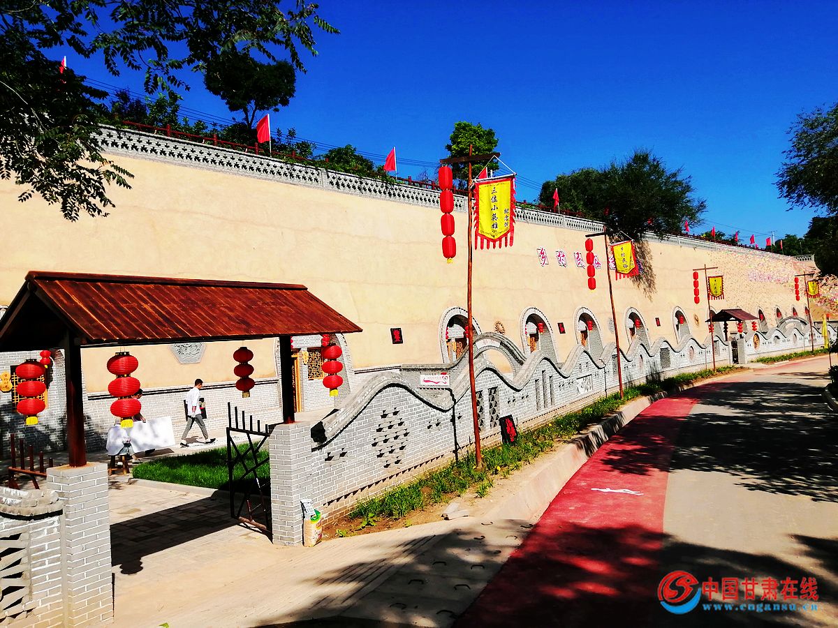 nEO_IMG_黄花塬村依托废旧窑洞建成了民俗纪念馆、三位小英雄纪念馆、游客接待中心.jpg