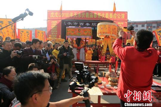 随后,伏羲圣像在方神黑爷和仪仗队伍的“护驾”下,一路出伏羲城东门“巡游”伏羲城,来到位于伏羲广场的南面,安坐于祭祀供桌之上,举行迎神仪式。 王建玉 摄