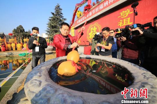 图为迎圣水仪式。 王建玉 摄