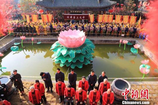 当天上午8点30分,身着礼仪服装的祭祀人员,将伏羲行像从明代建筑太极殿内,迎请至先天殿月台。之后,恭请方神黑爷至伏羲庙院内,在泮池前举行取圣水仪式,寓意取东海、南海、北海和西海的“四海”之水,供奉于伏羲。 王建玉 摄