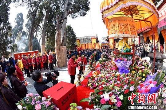 迎神仪式结束后,伏羲圣像在方神黑爷的护送下进入伏羲庙,在先天殿月台落座。主祭人、陪祭人在先天殿供桌前举行了安神仪式。 王建玉 摄