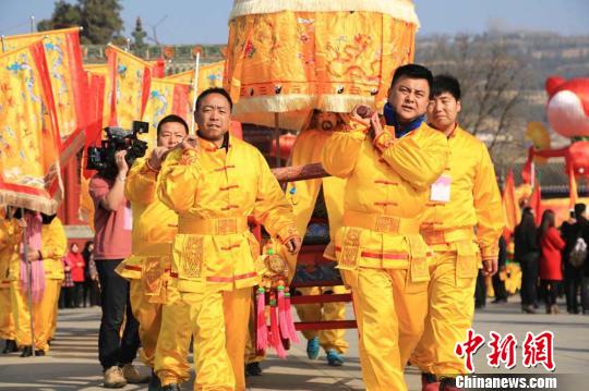 接着,伏羲圣像、方神黑爷像在浩浩荡荡仪仗队伍的“护驾”下出伏羲庙大门至戏楼前,举行了出榜文仪式。 王建玉 摄