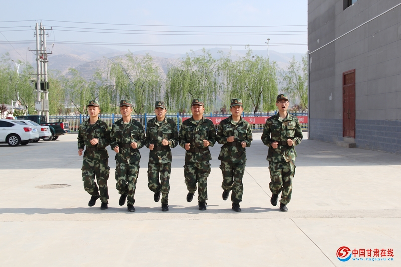 天水武山消防大队以换装为契机开展警容风纪检