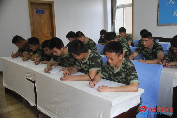 天水郡中队组织官兵签写支持改革 拥护改革决