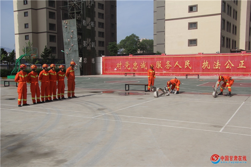 甘谷中队组织官兵开展一人两盘水带连接操训练