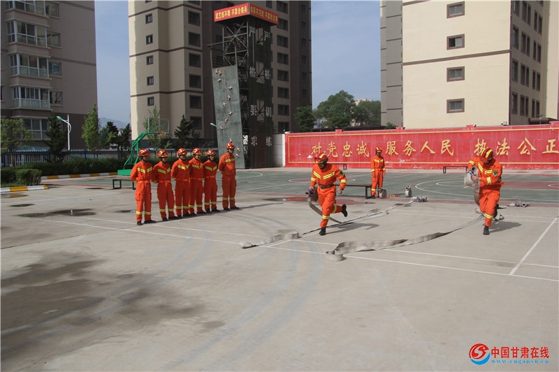 甘谷中队组织官兵开展一人两盘水带连接操训练