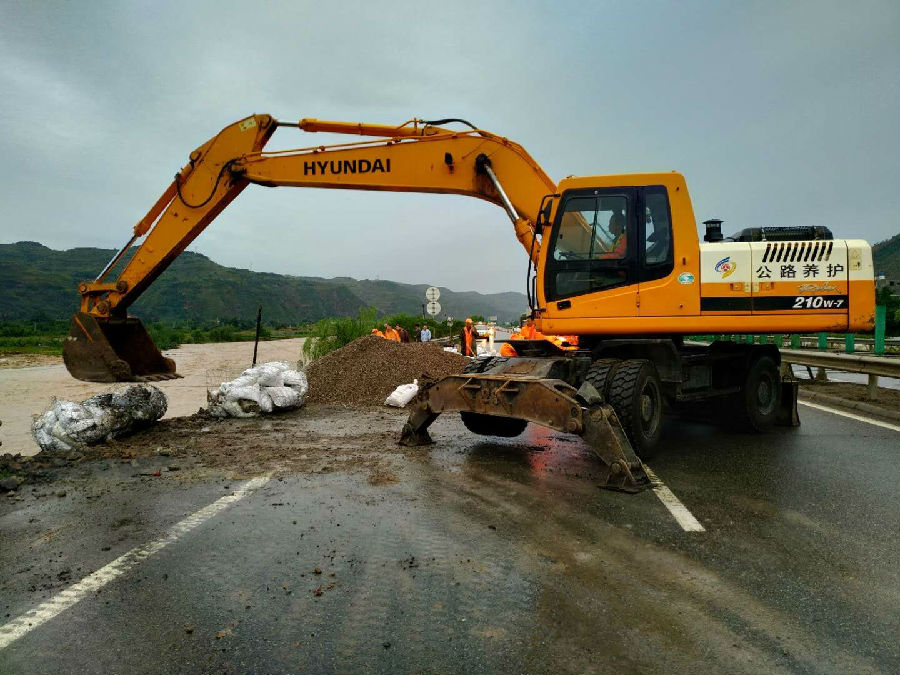 7月10日夜至11日 水毁抢险 (6).jpg