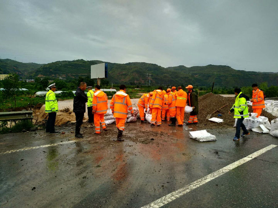 7月10日夜至11日 水毁抢险 (8).jpg